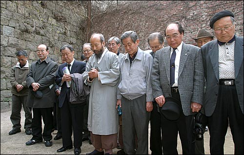 8일 오후 서울 서대문형무소에서 '인혁당 희생자 30주기 추모제' 참가자들이 사형장앞에서 희생자들을 추모하는 묵념을 하고 있다. 